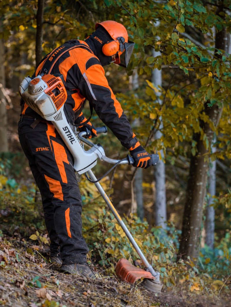 Nettoyage d’un sous-bois à la débroussailleuse