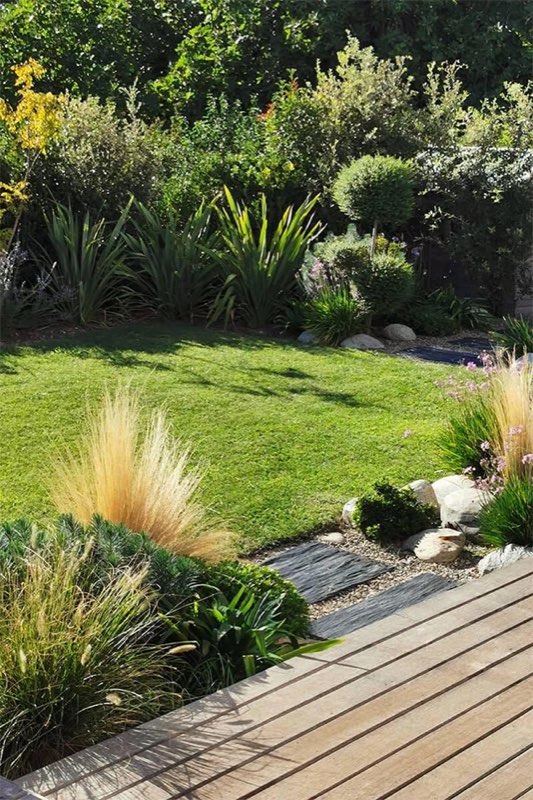 Entretien de jardin à Vannes : massif et pelouse soignés par My Multiservices Paysage