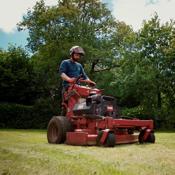 Tondeuse professionnelle My Multiservices Paysage au travail dans un jardin